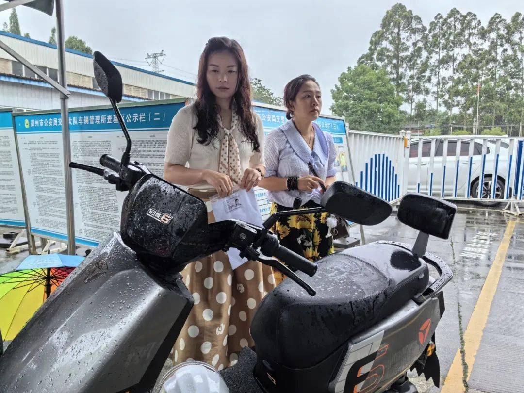 李女士正在等待车辆查验。图源彭州发布