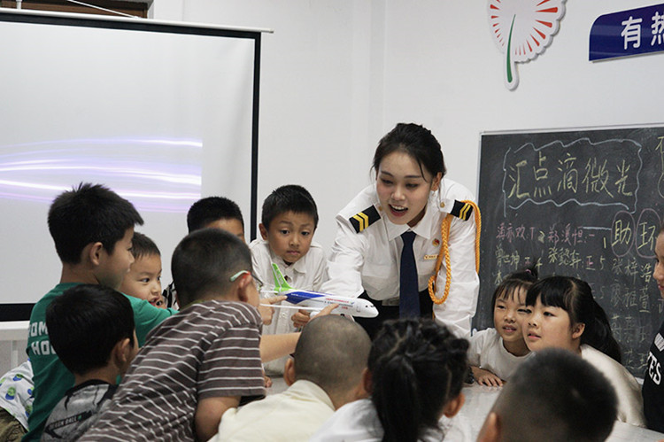 中国民航飞行学院空中乘务学院的学生给小学生讲课。绵竹市融媒体中心供图