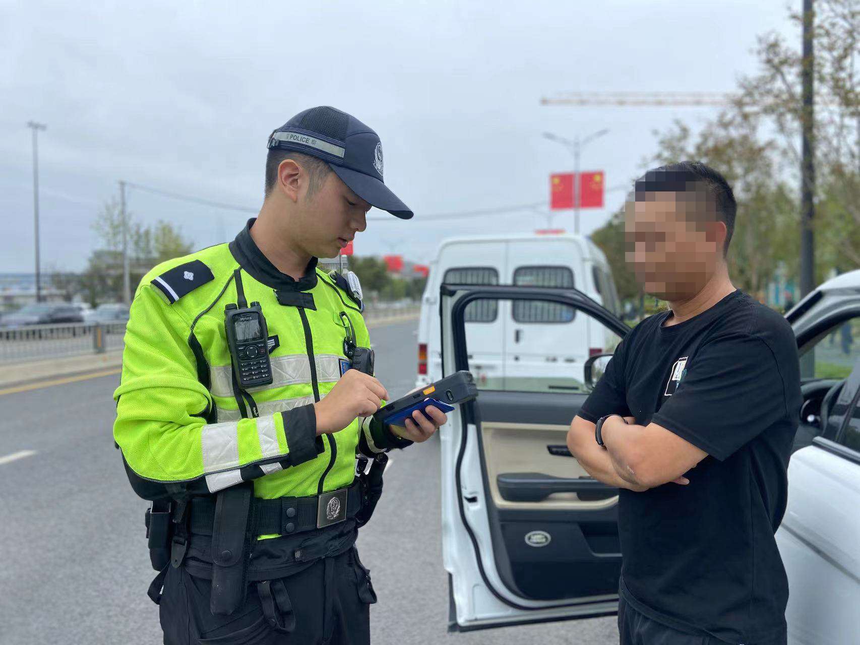 成都交警十分局开展道路交通违法整治工作。新都公安供图