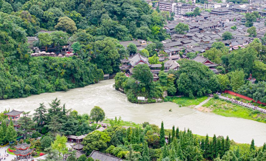 航拍都江堰过境洪峰。四川省都江堰水利发展中心供图