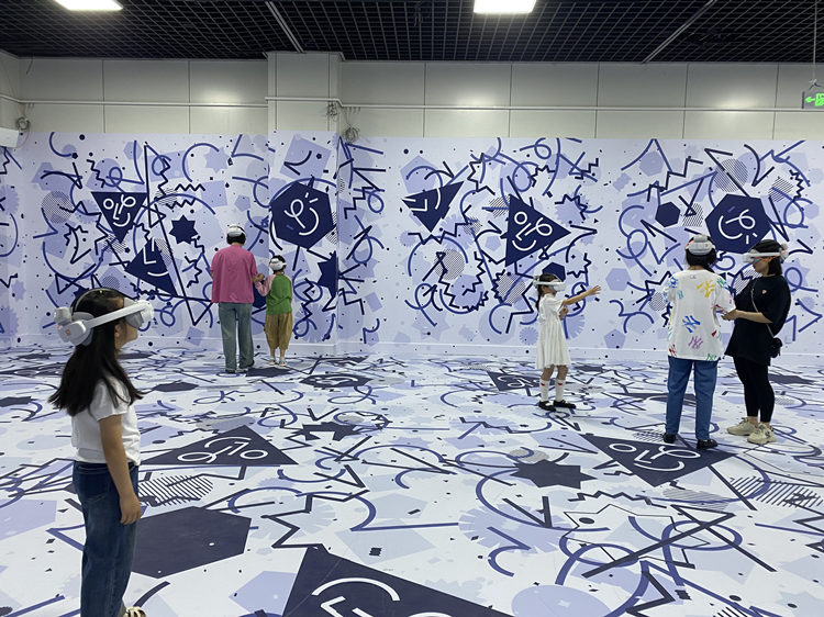 市民游客在沉浸式體驗。青羊區融媒體中心供圖