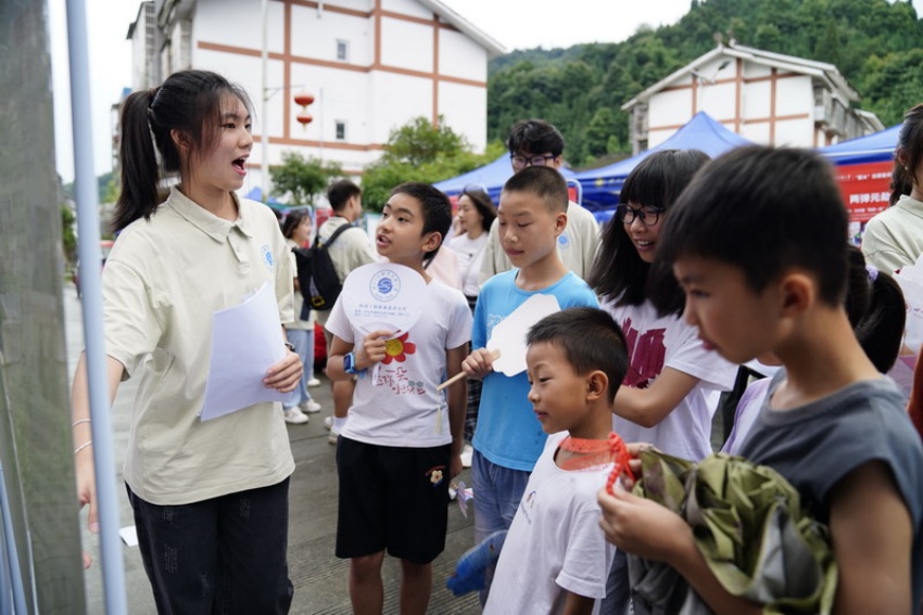 大学生消防志愿者服务队员正在给小朋友宣讲防火知识。德阳市消防救援支队