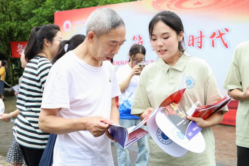 活动现场，大学生消防志愿者服务队员正在给市民讲解消防安全知识。德阳市消防救援支队