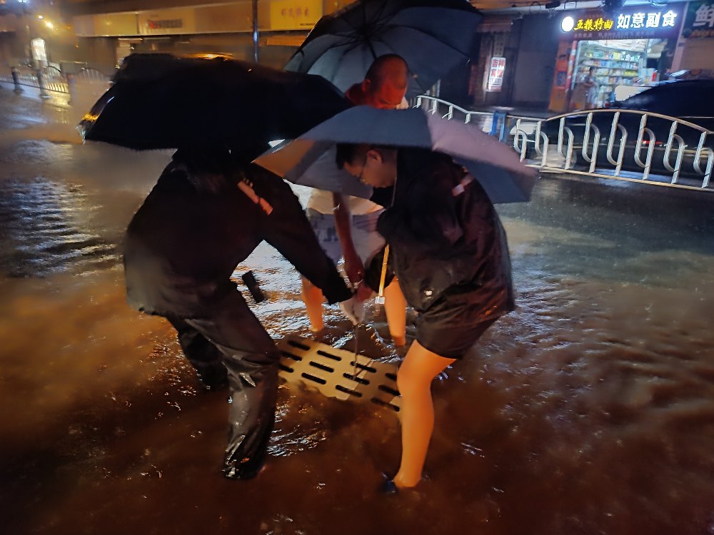 市政人员正在对城区堵塞的排涝口进行疏通作业。安岳县综合行政执法局供图