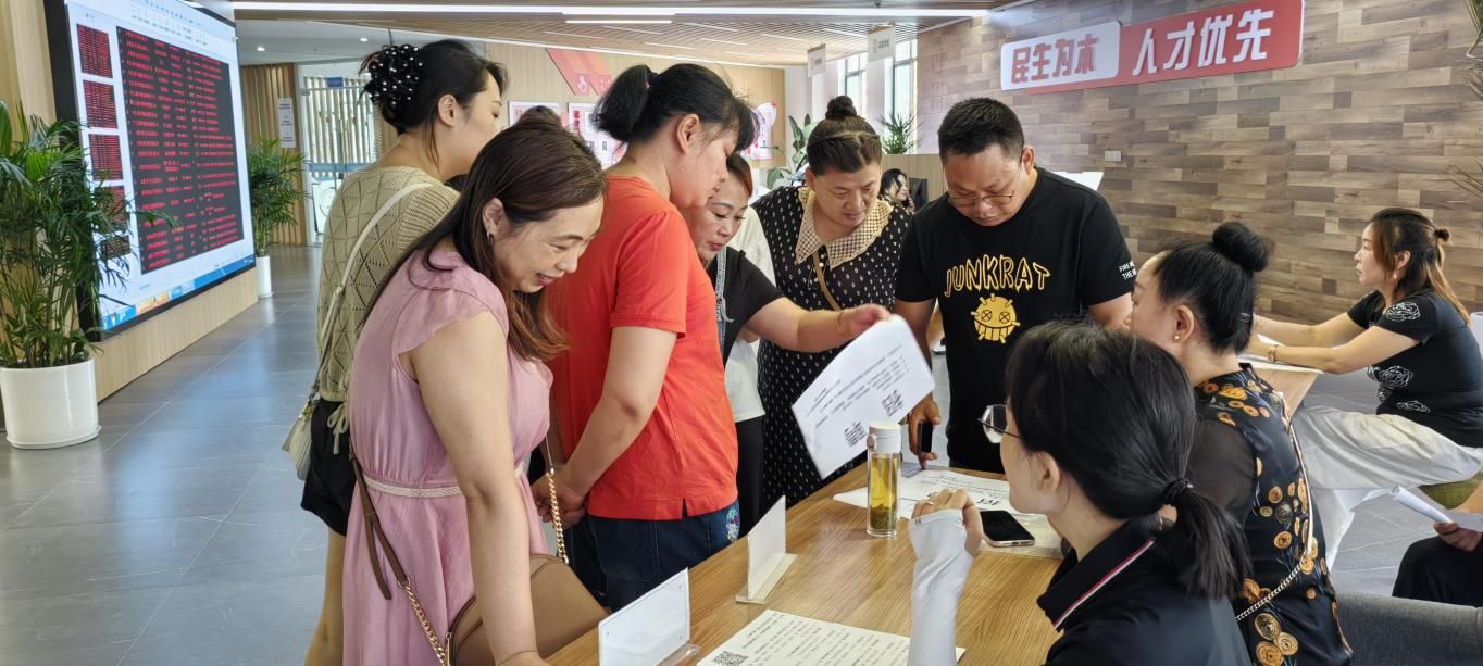 求职者积极咨询。主办方供图