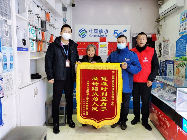 朱建娟向李光明送上锦旗。虞芳琳供图