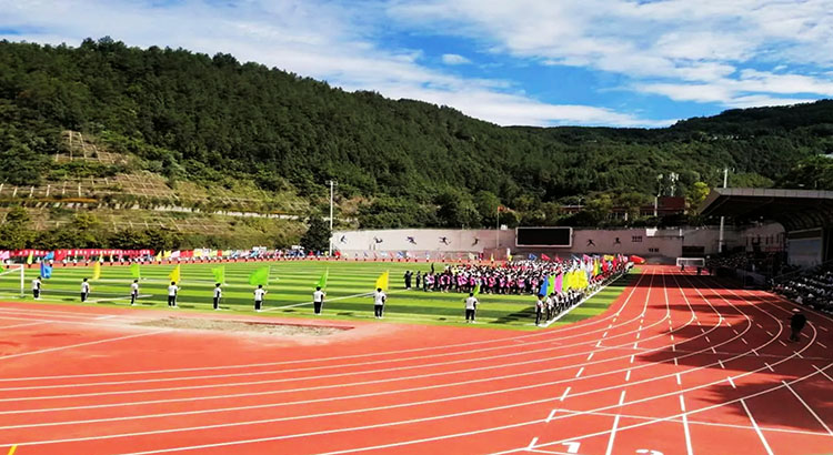 改扩建后的朝天中学运动场。张敏供图
