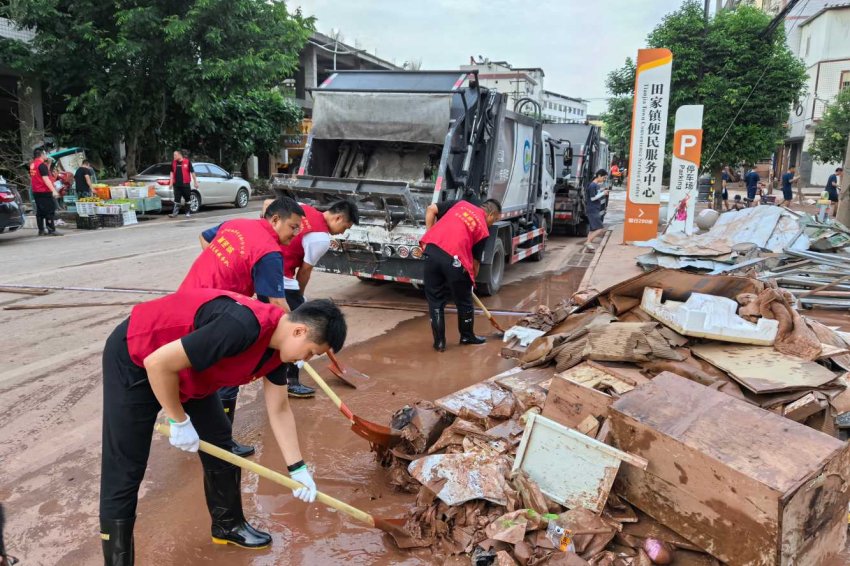 清理路面淤泥。易剛供圖