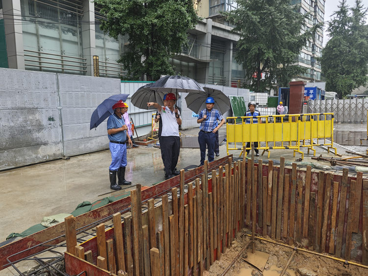 排查排水系统。青羊区执法局供图