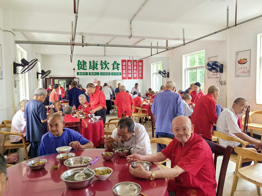 区域性养老服务中心的老人们正在吃午餐。姜晓凤摄