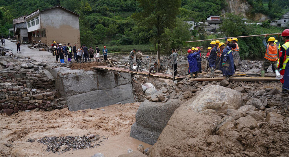 直擊四川漢源搶險救災現場：搭建便橋。雅安市融媒體中心、漢源縣融媒體中心供圖