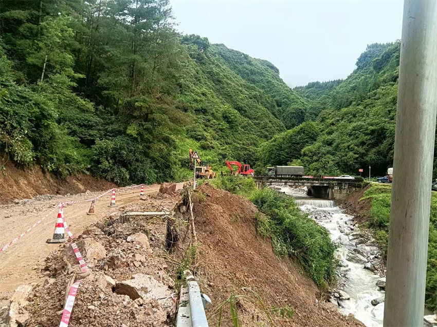 道路搶通現場。中國安能三局成都公司供圖