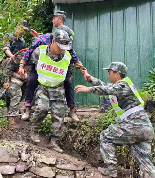 救援現場。雅安軍分區供圖