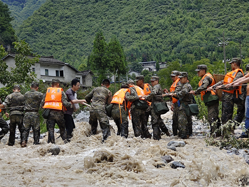 重災點轉移受災群眾。武警四川總隊雅安支隊供圖