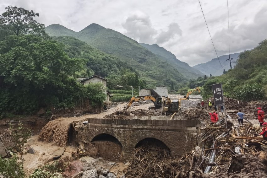 中國安能全力開展道路清淤和搶修搶通工作。安能三局供圖