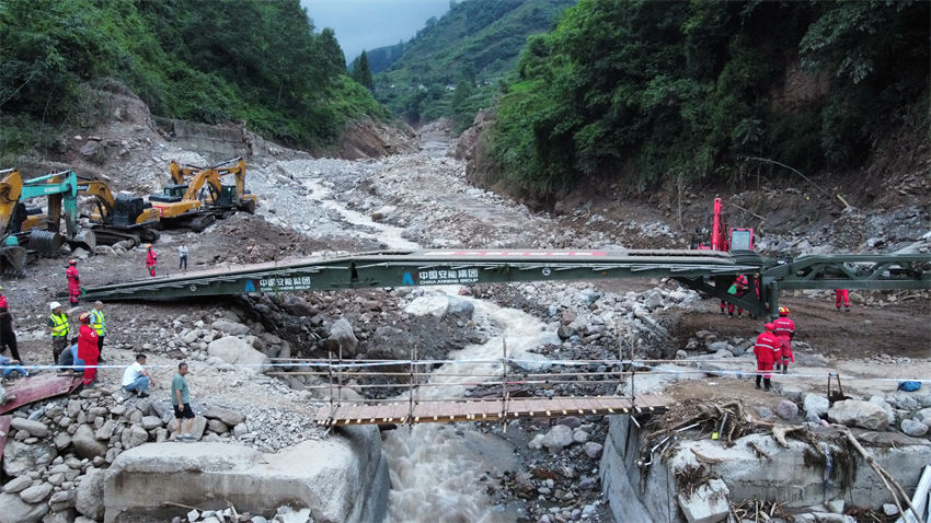 中國安能三局成功搶通漢源馬烈鄉兩座受損橋梁。中國安能三局供圖