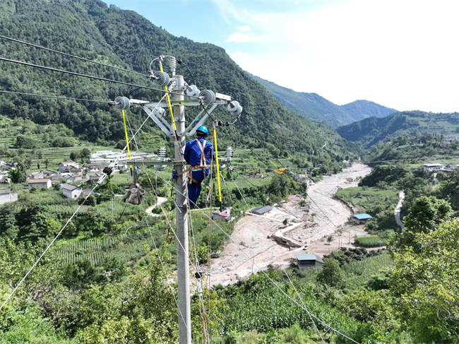 搶修線路。宋豪新、曹頎攝