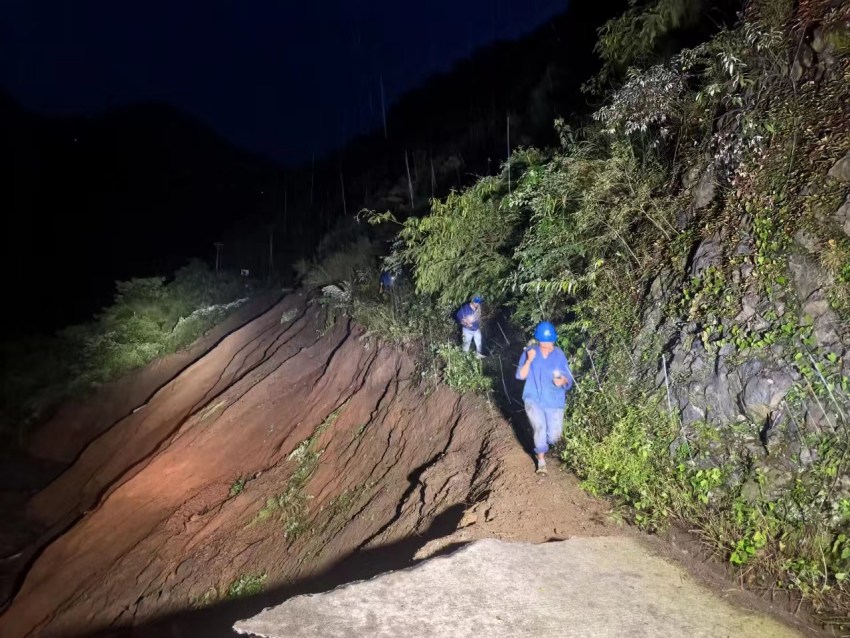 萬工供電所員工冒雨連夜前往受災一線路上，緊急查勘已被泥石流沖毀的線路。趙亮攝