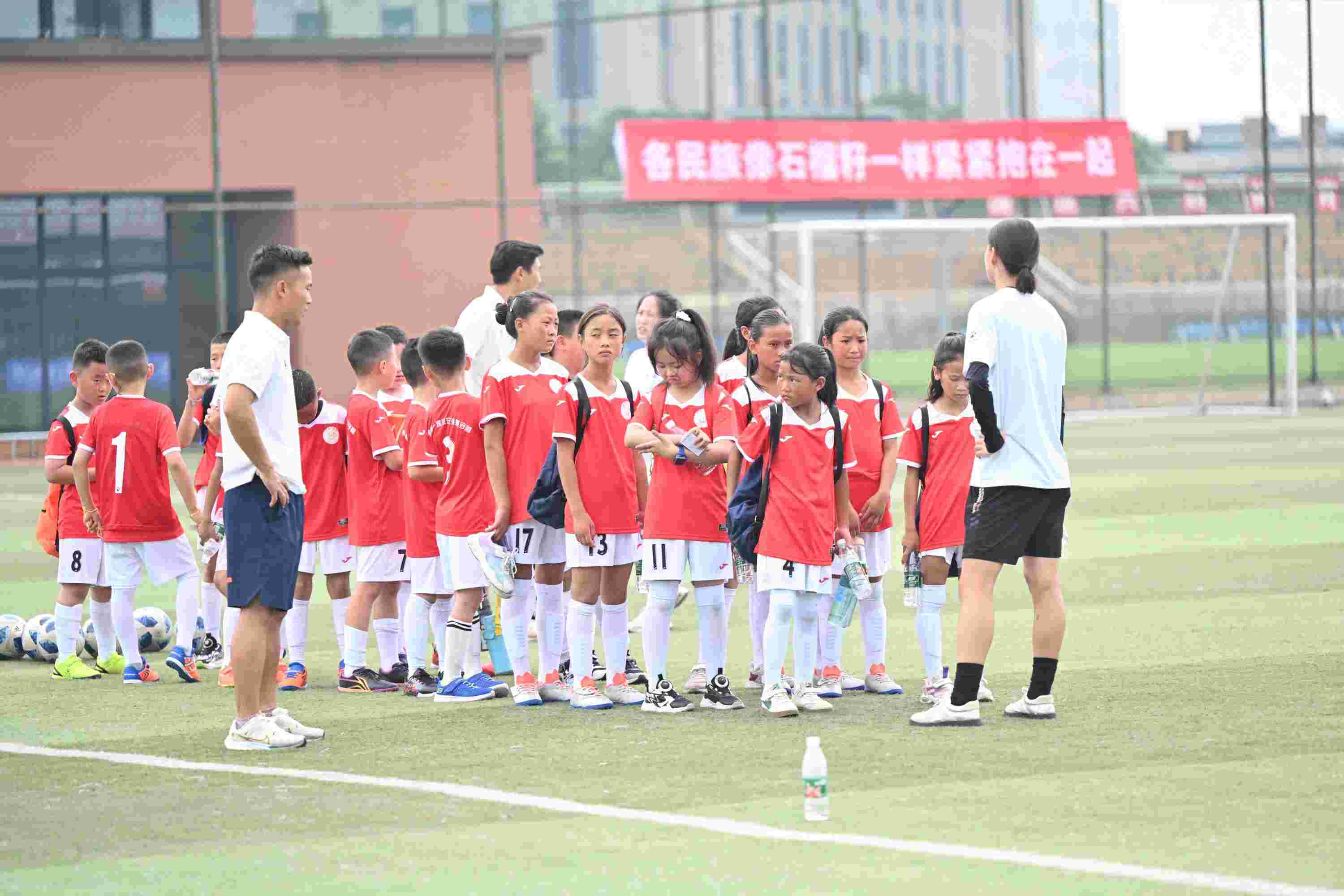 参加足球训练营的同学们。主办方供图