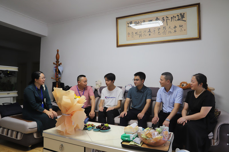 安岳县纪检监察干部到党员干部家中开展“家访·说廉”。蒙文静摄