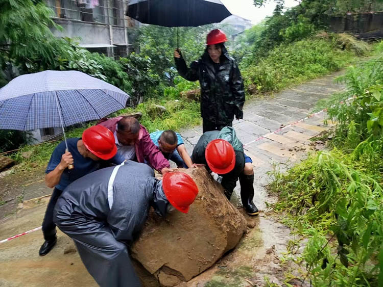 7月7日，苍溪县陵江镇麻岭社区组织党员干部清理塌方。周海英供图
