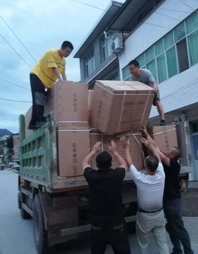 协助政府运送救灾物资。工行汉源支行