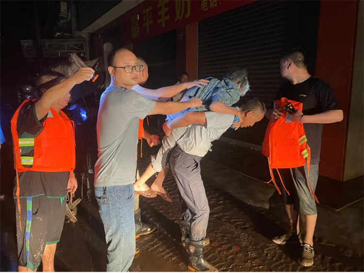 转移群众。赵径供图