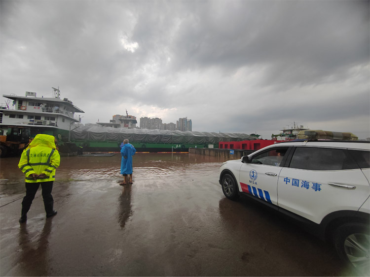 海事部门检查港口船只停靠情况。乐山市防汛抗旱指挥部办公室供图