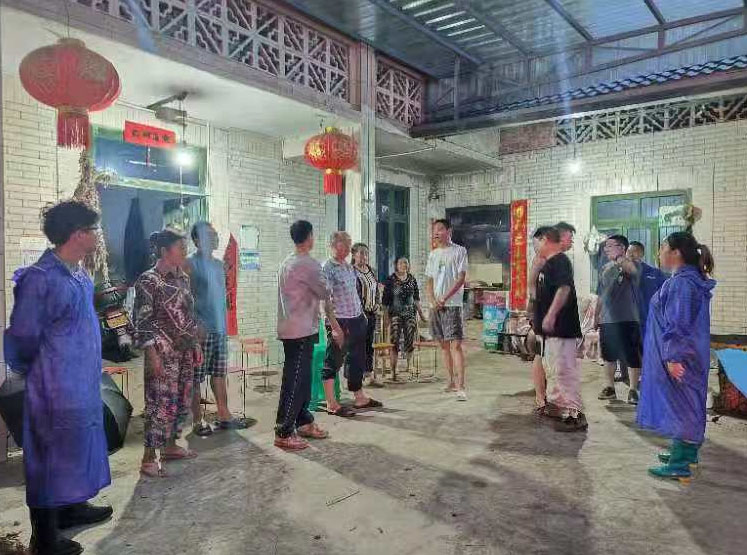 沙湾区组织群众避险转移。乐山市防汛抗旱指挥部办公室供图