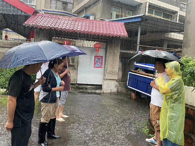 市中区开展雨中巡查。乐山市防汛抗旱指挥部办公室供图
