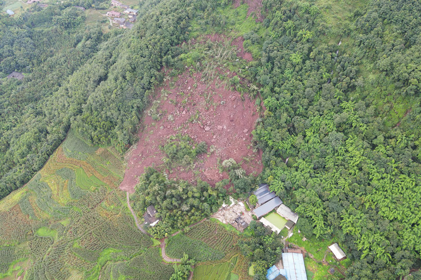 沙湾区牛石镇朝山村3组山体滑坡现场。沙湾区融媒体中心供图