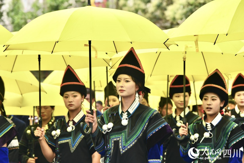 彝族服饰盛装方队巡游。人民网 赵祖乐摄