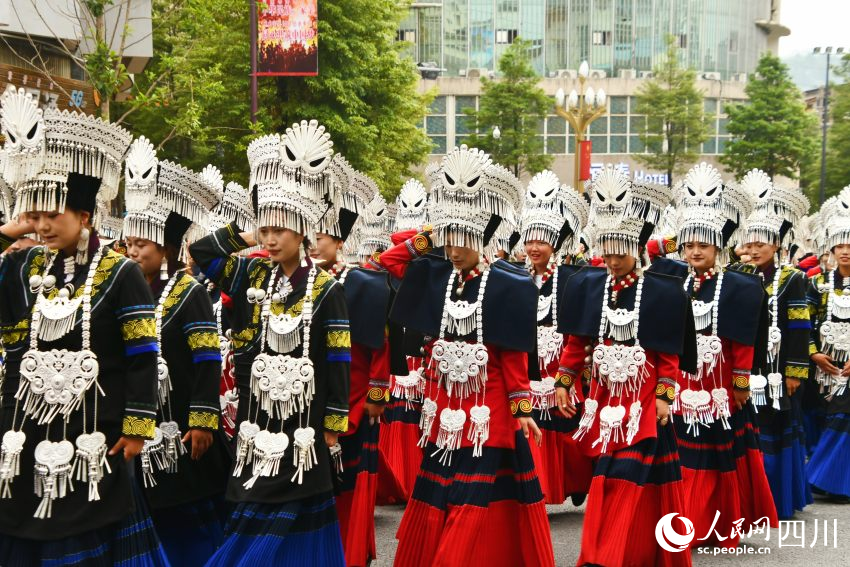 彝族服饰盛装方队巡游。实习生 杨铠乐摄