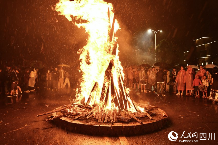 昭觉县火把狂欢夜现场。人民网 赵祖乐摄