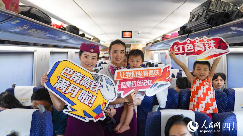 7月27日，巴南高铁开通一个月，图为乘务人员及游客在车厢内打卡留念。韩旭刚摄