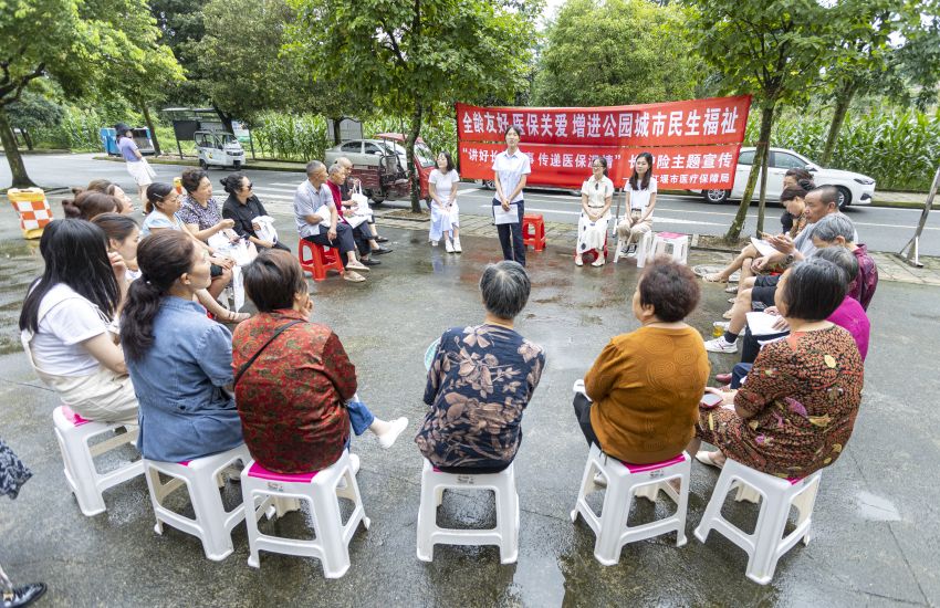 在都江堰市聚源鎮羊橋社區開展長護險主題宣傳活動。都江堰市醫療保障局供圖