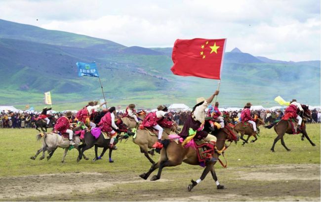 活动现场万马奔腾。理塘县委宣传部供图