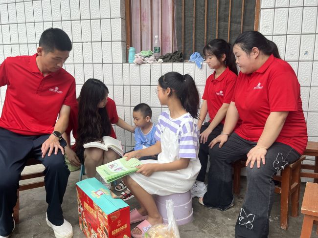 实践团队带领留守儿童学习。王茜摄