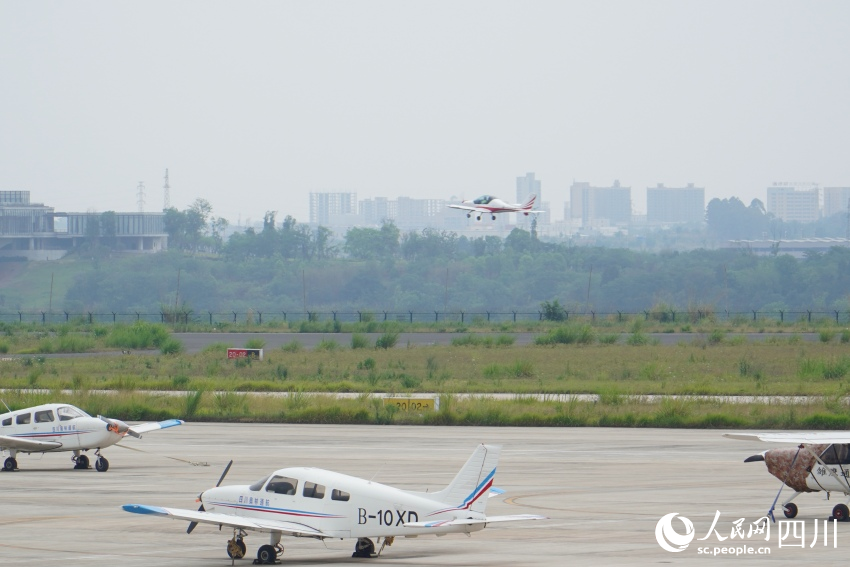 淮州機場內駐場企業正在進行低空飛行訓練。人民網 趙祖樂攝