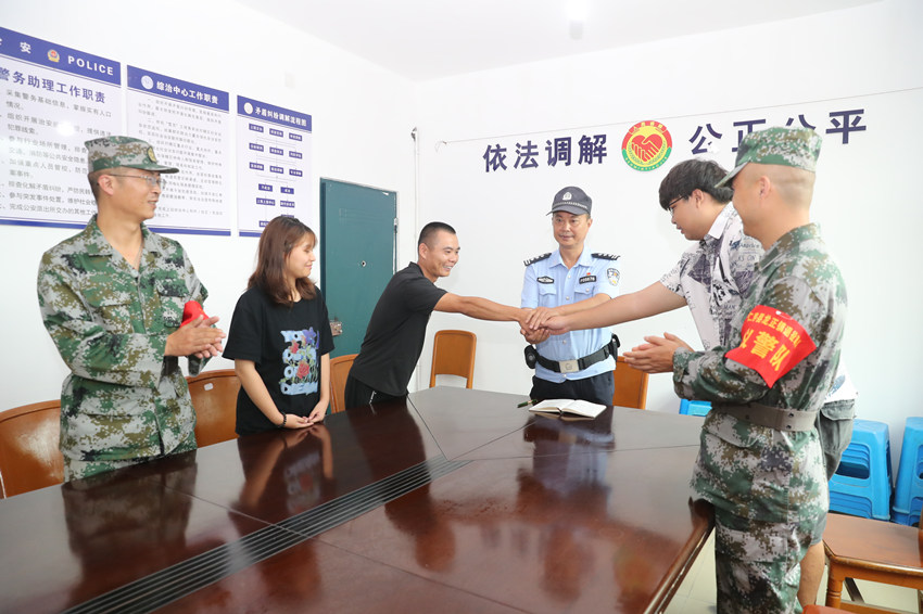 老兵义警队主持调解群众纠纷，化解基层矛盾。眉山市委宣传部供图