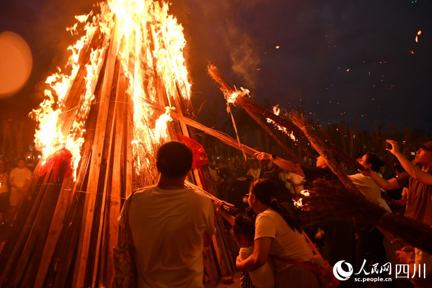 激情火把节，最炫民族风。人民网 赵祖乐摄