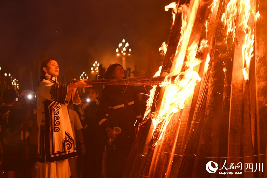 激情火把节，最炫民族风。人民网 赵祖乐摄