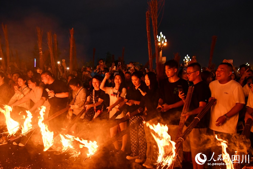 激情火把节，最炫民族风。人民网 赵祖乐摄