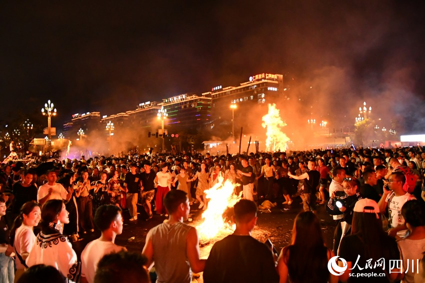 激情火把节，最炫民族风。人民网 赵祖乐摄