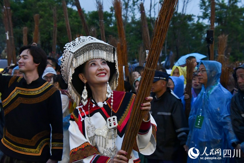 激情火把节，最炫民族风。人民网 赵祖乐摄
