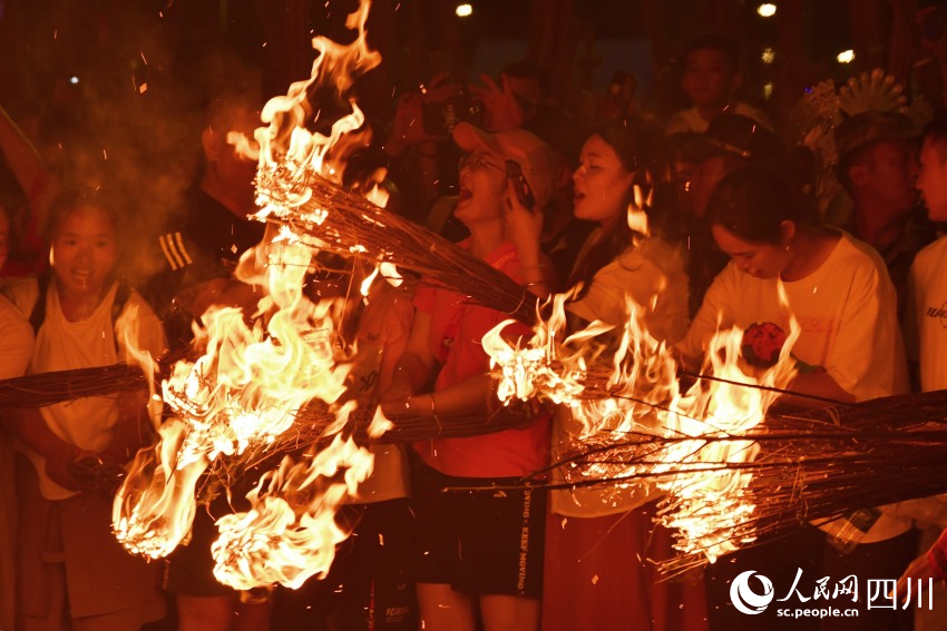 激情火把节，最炫民族风。人民网 赵祖乐摄