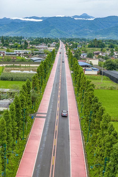 龙门之巅1号公路什邡湔氐段。什邡市委宣传部供图