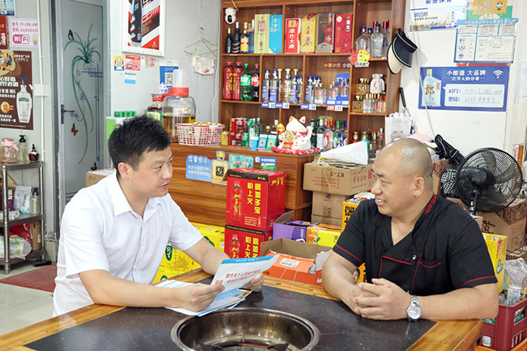工作人员对返乡创业农民工进行回访。绵竹市融媒体中心供图