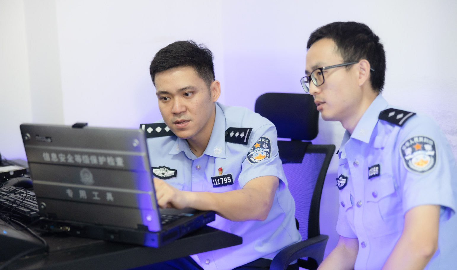 与同事交流讨论的余力。资阳市公安局雁江分局供图