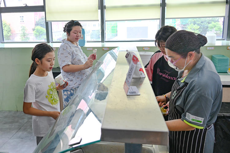 食客正在取餐。青羊区融媒体中心供图